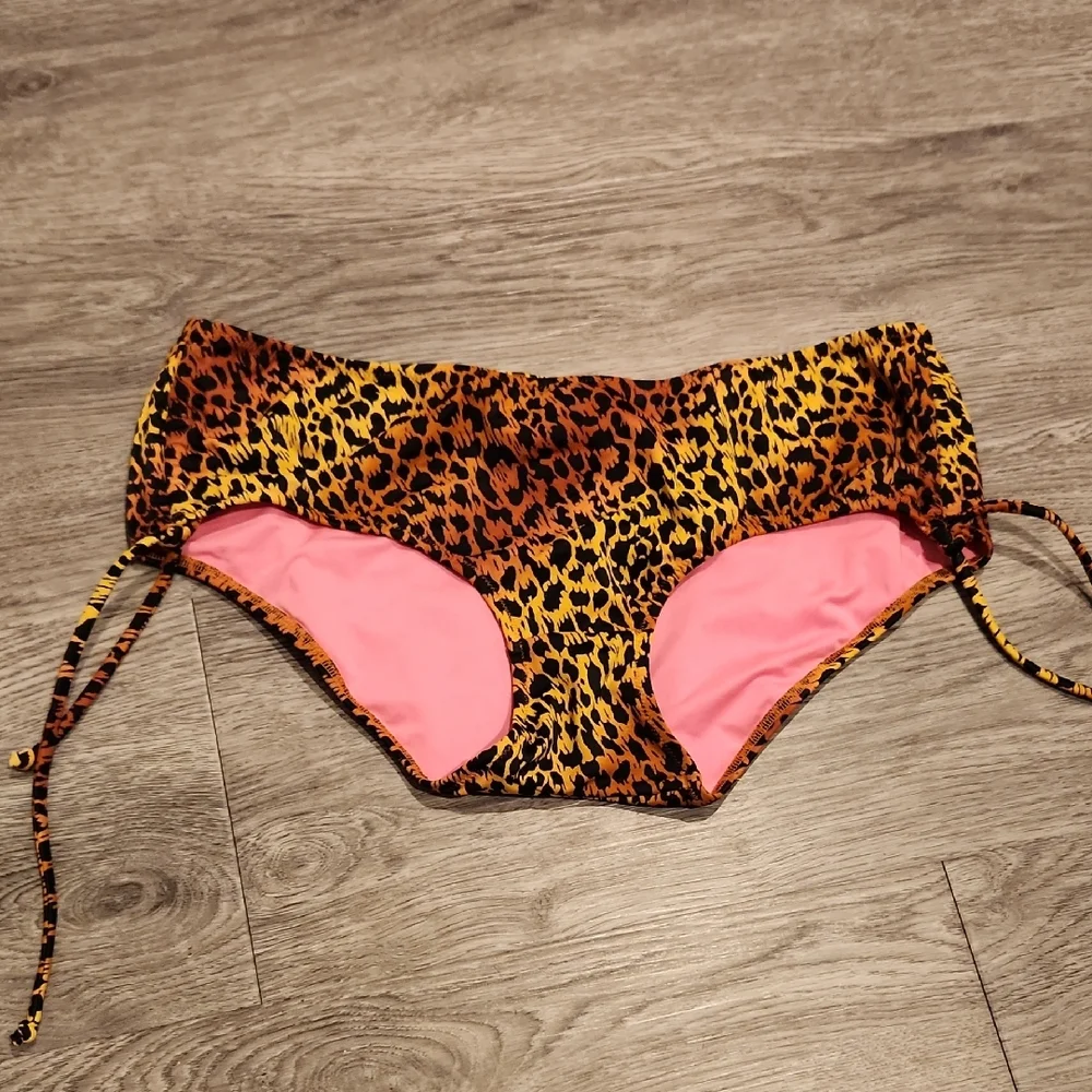 Victoria's Secret Leopard Print Bikini Bottoms- M - Picture 1 of 4